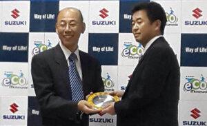 Mr. Satoshi Uchida, President of Thai Suzuki Motor Co., Ltd. (left) presents the Suzuki Best Supplier Award to Walbro Thailand.   Hiraku Watanabe, Customer Manager, (right) accepts the award on behalf of Walbro Thailand.